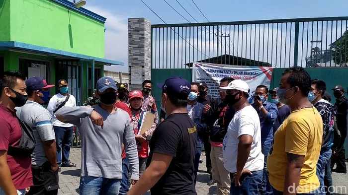 Puluhan warga Desa/Kecamatan Pungging, Kabupaten Mojokerto demo di depan pabrik karton PT Supracor Sejahtera. Massa menuntut kompensasi dan dipekerjakan karena pabrik tersebut berdiri di kampung mereka.