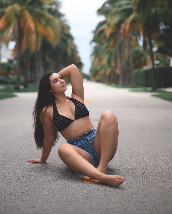 Harga yang dipatok Desiree berkisar antara Rp 354 ribu untuk satu lembar foto dan Rp 1,4 jutaan dalam bentuk video berdurasi satu menit. Foto: Instagram/@desygato