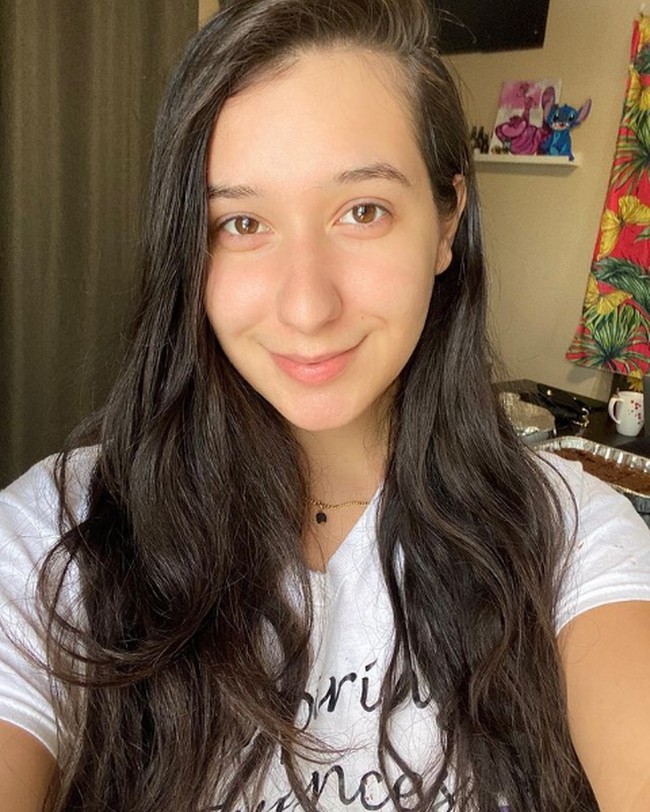 Dari hasil observasi wanita berambut brunette ini, setiap orang punya preferensi berbeda terhadap penampakan kaki yang dia jual. Foto: Instagram/@desygato