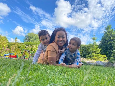 Dewi Wulanjar-van Dongen Dewi Wulanjar-van Dongen dan anak-anaknya