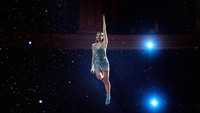 Dua Lipa membawakan lagu barunya yakni Levitating. Getty Images for dcp/Gareth Cattermole