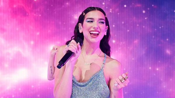 Penampilan Seksi Dua Lipa Bawakan Levitating di AMAs 2020