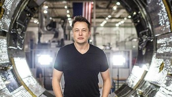 Elon Musk di markas SpaceX. Bisa dibilang kalau sedang di kantor SpaceX atau Tesla, Elon hampir pasti pakai T Shirt. Foto: Instagram