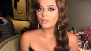 Bukannya malu ia justru bangga dan mengaku bahwa gak masalah dengan hal-hal seperti red flag. Dok. Instagram/emilyatackofficial