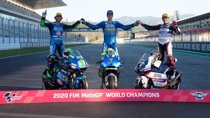 Enea Bastianini, Joan Mir, Albert Arenas PORTIMAO, PORTUGAL - NOVEMBER 22: (L-R) Enea Bastianini of Italy and Italtrans Racing Team, Joan Mir of Spain and Team Suzuki ECSTAR and Albert Arenas of Spain and Aspar Team Gaviota poses with the bikes on grid for the 2020 FIM MotoGP World Champions official photo during the MotoGP of Portugal at Algarve Motor Park on November 22, 2020 in Portimao, Portugal. (Photo by Mirco Lazzari gp/Getty Images)