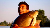 Wow! Ikan di gendongan Enea sangat besar ya. Ia berhasil memancing ikan ini lho. Foto: Instagram eneabastianini