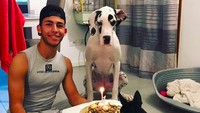 Merayakan ulang tahun anjing kesayangannya, Enea siapkan kue spesial. Mereka siap tiup lilin deh! Foto: Instagram eneabastianini