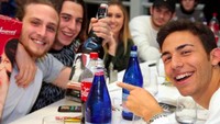 Begini senyum manis Enea saat kumpul bersama teman-temannya di sebuah acara. Ada minuman soda dan air mineral yang melengkapi momen mereka. Foto: Instagram eneabastianini