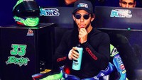 Sebelum bertanding di sirkuit, Enea pastikan dirinya dalam kondisi prima. Segelas botol minuman pun jadi temannya. Foto: Instagram eneabastianini