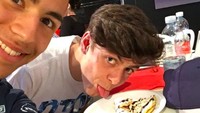 Sepertinya Enea doyan dessert ya, pembalap yang pernah memenangkan Red Bull Rookies Cup ini hendak menyantap crepe plus es krim. Foto: Instagram eneabastianini
