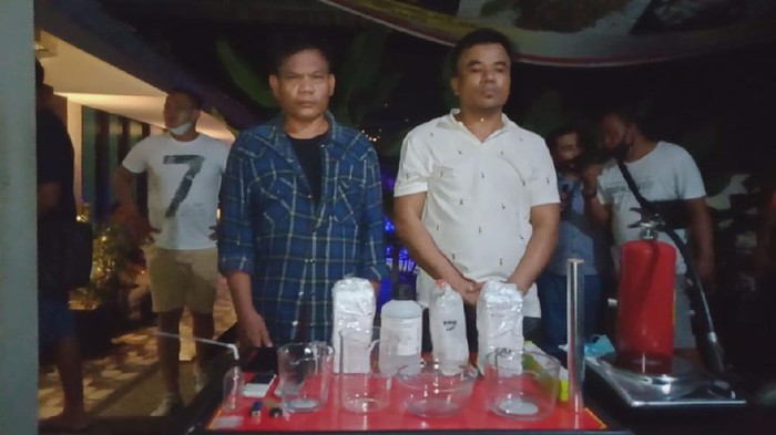 Foto Ustaz Chen baju kotak-kotak Biru. Dok Ditresnarkoba Polda NTB