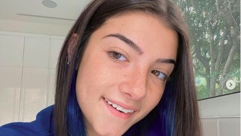 Dara berusia 16 tahun itu pun sudah mulai masuk ke dunia YouTube dan mungkin saja akan membuat acara reality show seperti halnya keluarga Kardashian. Foto: instagram/charlidamelio