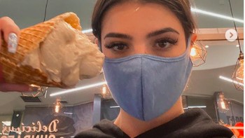 Selain itu Charli juga mulai menulis buku sementara Dixie memilih untuk berkarier di dunia seni vokal dan mendapatkan kontrak dari sebuah label. Beberapa waktu lalu Charli sempat mengutarakan betapa takutnya ia membuat kesalahan di internet usai memiliki follower dengan jumlah fantastis. Foto: instagram/charlidamelio