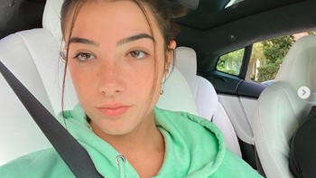 Sebelumnya Charli DAmelio sempat jadi bahan perbincangan karena kasus drama percintaannya dengan Chase Hudson yang dituding telah selingkuh dengan sahabatnya. Hal ini pun jadi heboh karena turut menyeret beberapa selebgram dan bintang TikTok. Foto: instagram/charlidamelio