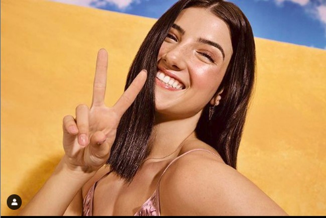 Charli DAmelio berada di peringkat teratas daftar akun TikTok dengan followers terbanyak di dunia. Charli memiliki 100,2 juta pengikut di TikTok. Charli merupakan penari di Amerika yang baru berusia 16 tahun. Charli mengunggah tariannya pertama kali pada Maret 2019. Foto: instagram/charlidamelio