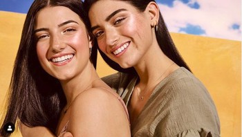 Kedua orang tuanya pun tak mau kalah. Heidi dan Marc -- orang tua Charli dan Heidi -- masing-masing punya akun TikTok, Instagram, dan Twitternya sendiri, tentu dengan audiensnya masing-masing. Mereka semua pun sering muncul lewat akun DAmelio Family di platform tersebut. Foto: instagram/charlidamelio