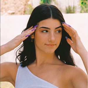 5 TikToker Termahal 2022, Charli DAmelio Dibayar Rp 2,2 M Sekali Posting 5 TikToker Termahal 2022, Charli DAmelio Dibayar Rp 2,2 M Sekali Posting