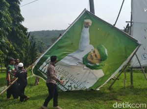 FPI Banjar Bongkar Baliho Habib Rizieq di Hadapan Tentara-Polisi