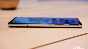 Sisi kirinya terdapat slot dual SIM card dan microSD yang mendukung hingga 512 GB. Foto: Adi Fida Rahman/detikINET