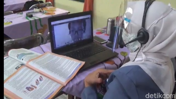 hari pertama guru di surabaya masuk sekolah tatap muka