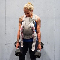 Inilah potret Helene saat menggendong bayinya sambil angkat beban.  Foto: Instagram