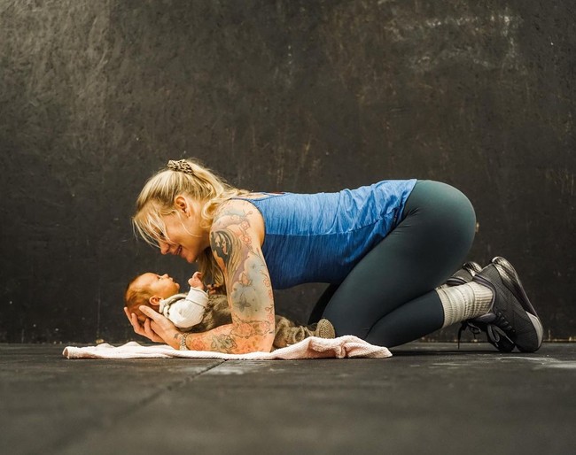 Aku hanya sendiri dengan anak pertamaku selama tiga tahun, dan aku ingin kembali ke bentuk tubuh awal, jadi aku harus membawanya denganku, dan hal tersebut berlanjut. Hal baiknya adalah aku masih bisa selalu berolahraga dan tidak ada alasan ujar Helene.  Foto: Instagram