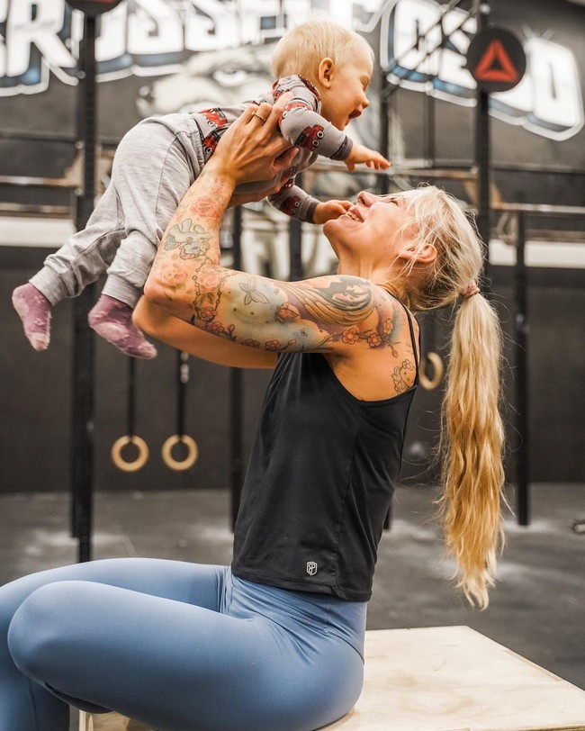 Wanita asal Norwegia itu menjadi sensasi media sosial karena gaya uniknya saat olahraga. Saat berolahraga, Helena sering membawa anak-anaknya.  Foto: Instagram