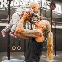 Wanita asal Norwegia itu menjadi sensasi media sosial karena gaya uniknya saat olahraga. Saat berolahraga, Helena sering membawa anak-anaknya.  Foto: Instagram