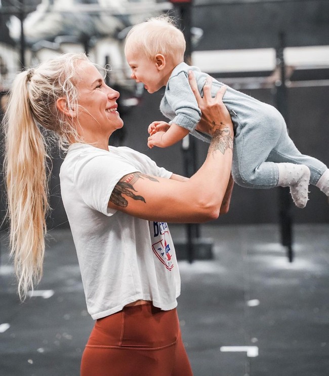 Helene kini tidak hanya berprofesi sebagai personal trainer, namun juga dia juga adalah selebgram. Karena konten uniknya saat olahraga membawa anak-anak terlihat unik membuat netizen takjub dengan ibu-ibu satu ini.  Foto: dok. Instagram