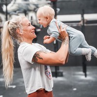 Helene kini tidak hanya berprofesi sebagai personal trainer, namun juga dia juga adalah selebgram. Karena konten uniknya saat olahraga membawa anak-anak terlihat unik membuat netizen takjub dengan ibu-ibu satu ini.  Foto: dok. Instagram