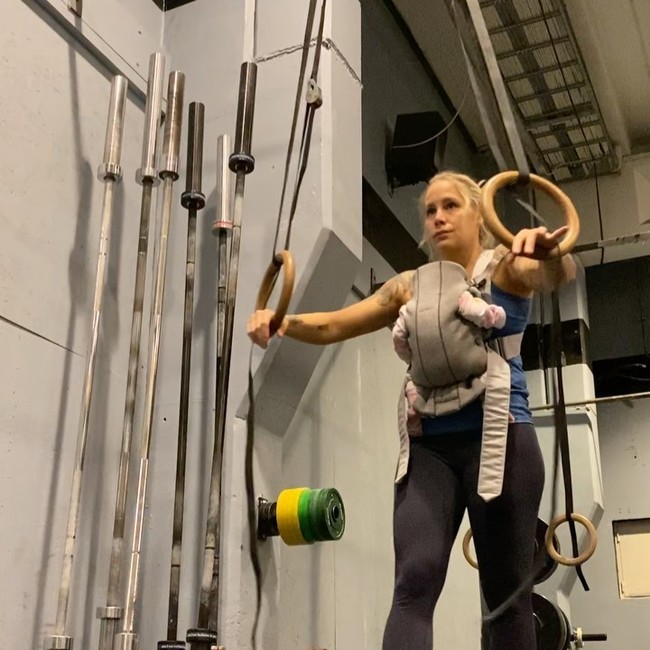 Saat hamil besar, Helene bahkan masih melakukan olahraga angkat barbel. Bagi ibu tiga anak itu, hamil dan punya anak bukan halangan baginya untuk tetap berolahraga.  Foto: Instagram