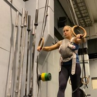 Saat hamil besar, Helene bahkan masih melakukan olahraga angkat barbel. Bagi ibu tiga anak itu, hamil dan punya anak bukan halangan baginya untuk tetap berolahraga.  Foto: Instagram