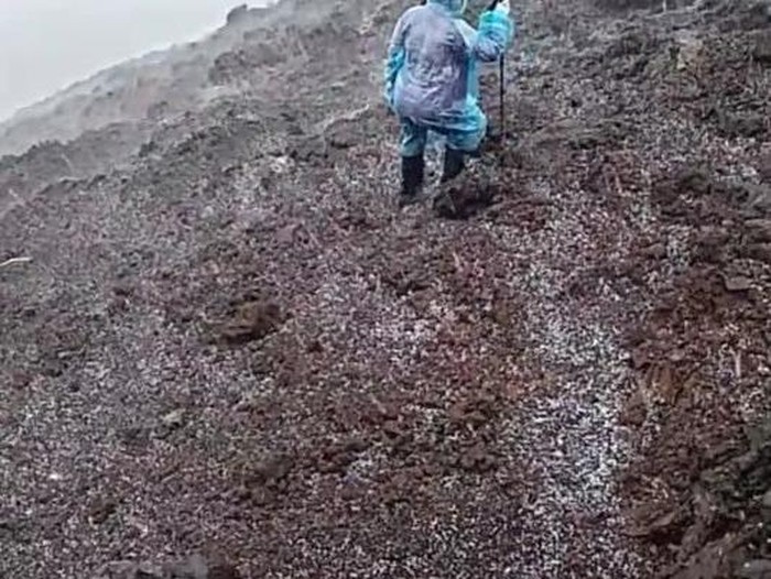Hujan es di Gunung Slamet, Minggu (22/11/2020).