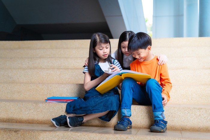 ilustrasi anak baca buku