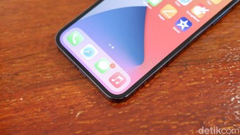 iPhoen 12 Pro memiliki bezel yang makin tipis dari pendahulunya. Foto: Adi Fida Rahman/detikINET