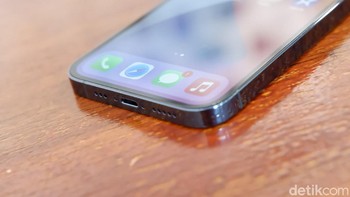 Ponsel ini masih mengusung port lightning. Foto: Adi Fida Rahman/detikINET