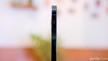 Frame iPhone 12 Pro oleh Apple dipoles mengkilap. Foto: Adi Fida Rahman/detikINET  