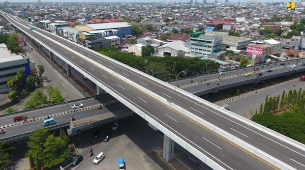 Kementerian Pekerjaan Umum dan Perumahan Rakyat (PUPR) terus menambah kapasitas jalan pada kawasan perkotaan metropolitan. Salah satu ruas yang siap diresmikan dan dioperasikan adalah Jalan Tol Ujung Pandang Seksi 3 atau dikenal dengan Jalan Tol Layang Andi Pangeran (AP) Pettarani Kota Makassar, Sulawesi Selatan sepanjang 4,3 km yang akan menghubungkan  Kota Makassar dengan Pelabuhan Petikemas Soekarno Hatta Makassar dan Bandara Sultan Hassanudin.Menteri PUPR Basuki Hadimuljono menyampaikan apresiasi atas peran aktif Pemerintah Provinsi Sulawesi Selatan dan Pemerintah Kota Makassar dalam pembangunan tol layang tersebut. 