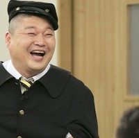10. Kang Ho DongKang Ho Dong adalah presenter nasional yang sering membawakan acara-acara populer di stasiun televisi Korea. Bintang Knowing Bros yang awalnya berprofesi sebagai pegulat itu dikenal lucu dalam membawakan acara. Foto: Internet