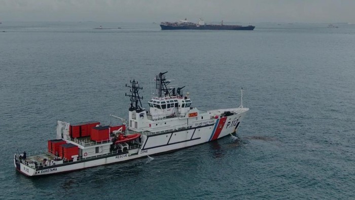 Kapal tanker MV Tina 1 rute Singapura-Jakarta dilaporkan kandas di Perairan Batu Berhenti, Selat Singapura, Batam, Kepulauan Riau.