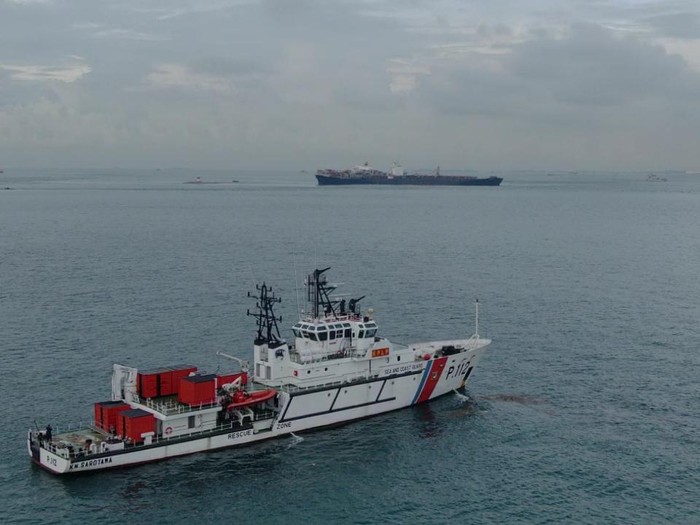 Kapal tanker MV Tina 1 rute Singapura-Jakarta dilaporkan kandas di Perairan Batu Berhenti, Selat Singapura, Batam, Kepulauan Riau.