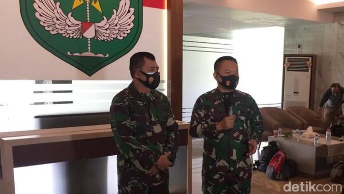 Kapuspen TNI Mayjen Achmad Riad menemui Pangdam Jaya Mayjen Dudung Abdurachman (Wilda/detikcom)