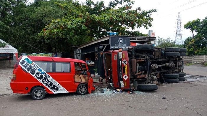 Kecelakaan Truk Tangki Muatan Bahan Kimia Tabrak Angkot di Cilegon