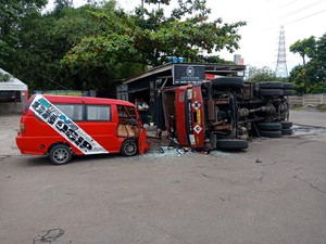Rem Blong, Truk Muatan Bahan Kimia Tabrak Angkot di Cilegon