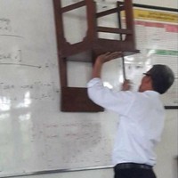 Positive thinking aja, mungkin sekolahnya lagi kehabisan penggaris. Sekalian itung-itung si bapak juga bisa sekalian olahraga nih.. Foto: me.me