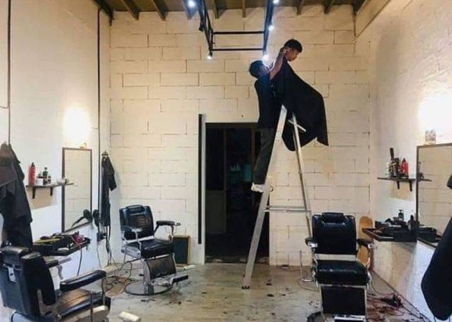 Faedahnya apasih potong rambut pakai tangga kayak gini? Bikin yang lihat auto bengek! Foto: Instagram/@receh.id