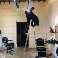 Faedahnya apasih potong rambut pakai tangga kayak gini? Bikin yang lihat auto bengek! Foto: Instagram/@receh.id