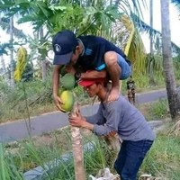 Nggak paham lagi kenapa ide dua orang ini bisa cemerlang banget. Jadi berasa mau ngambil buah di pohon yang tinggi ya.. Foto: Instagram/@kelakuanwarga62
