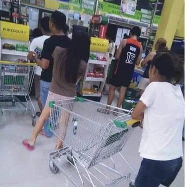 Hmm belanjanya cuma satu ya bun.. Kenapa pakai troli gede banget deh? Foto: Instagram/@recehsoplak