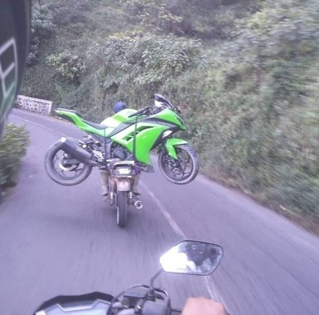 Padahal bisa ngajak teman atau orang lain buat mengendarai motor yang satunya. Kalau gini kan jadi... ah sudahlah. Foto: Instagram/@jayakabajay